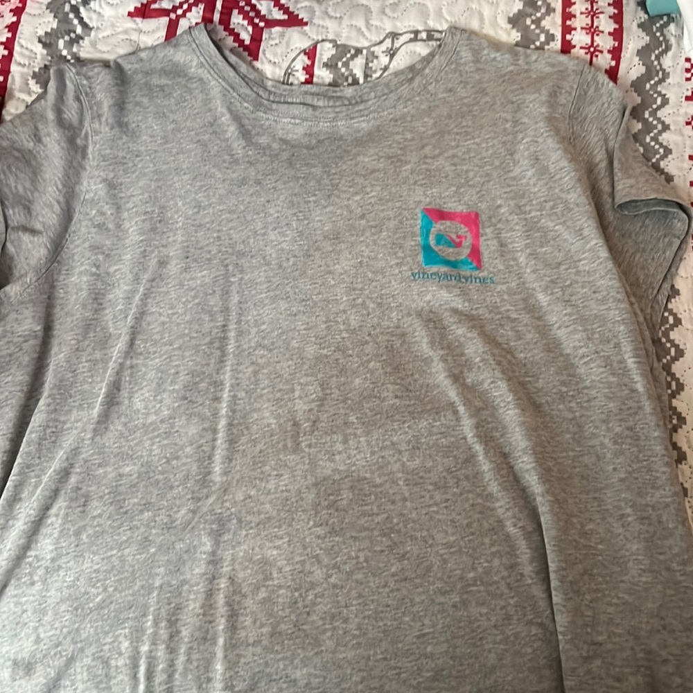 Gray vineyard vines graphic tee.